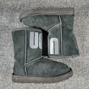 UGG Women's Classic Short Black UGG Rubber Logo‎ Suede Boots Size 6